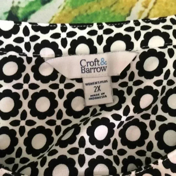 Croft&Barrow plus size 2X blouse/top black‎ and white with flower design - Picture 4 of 9